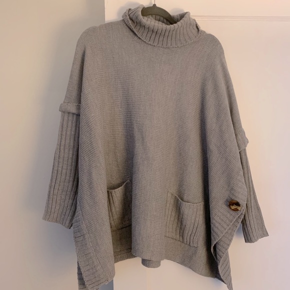 BLOOMINGDALES Poncho - Picture 2 of 8